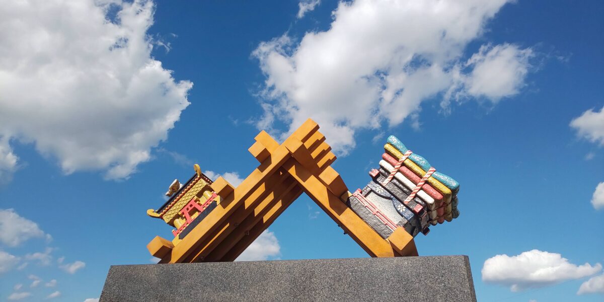 佐賀県の楼門と神社屋根を模したモニュメント