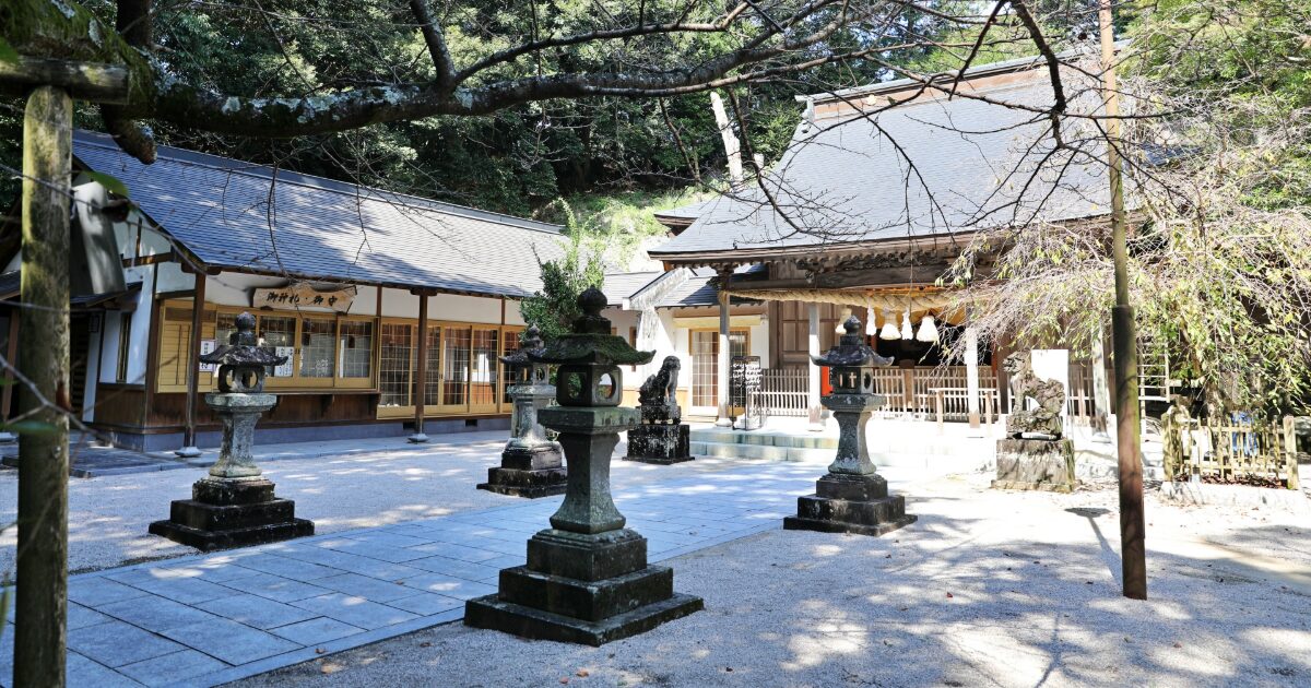静寂に包まれた神社の境内と石灯籠