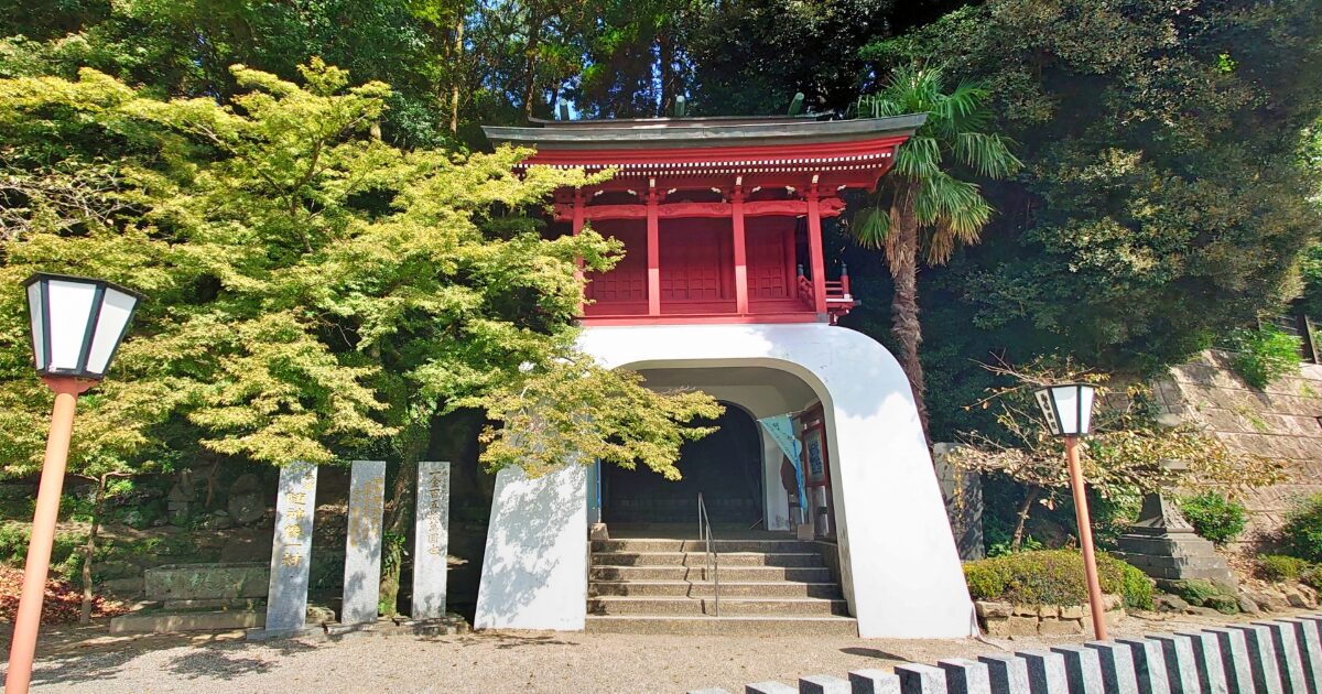 緑に映える朱色の楼門と歴史ある神社の入口