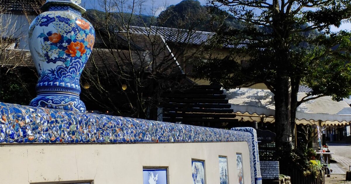 有田焼で装飾された壁と大壺のオブジェ