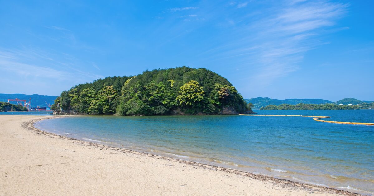 佐賀県の海岸沿いの砂浜と小島の風景