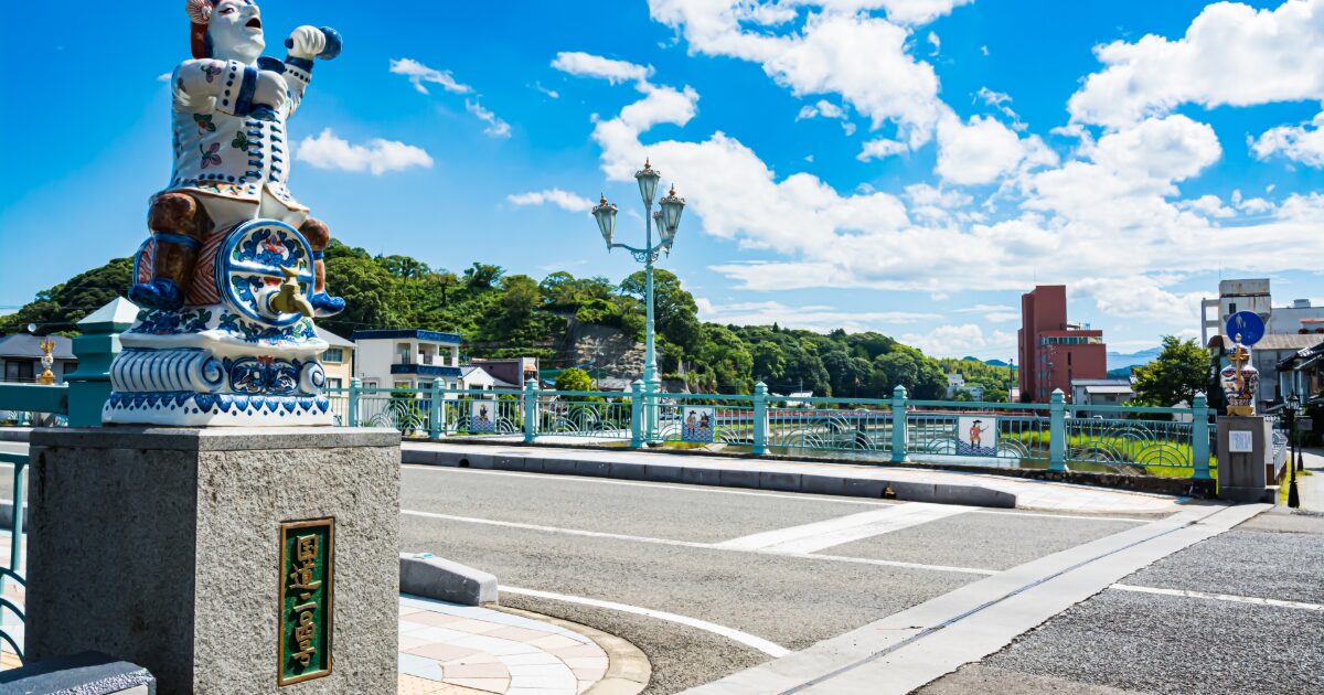 伊万里市の有田焼人形が飾られた橋と街並み
