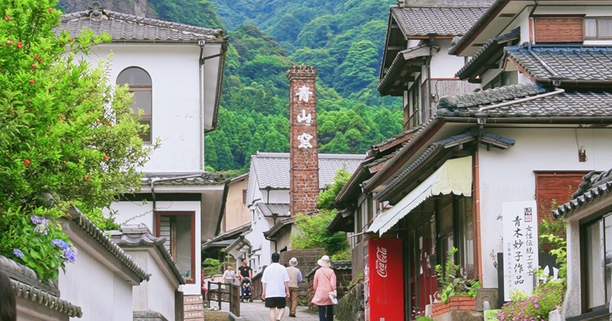 有田焼の窯元が並ぶ伊万里大川内山の街並み