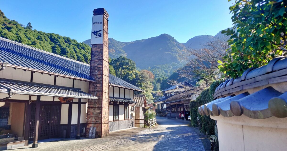 伊万里大川内山にある歴史的な登り窯の煙突と街並み