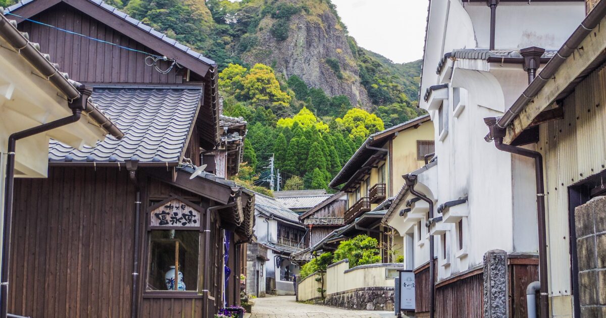 伊万里焼の窯元が立ち並ぶ風情ある町並み