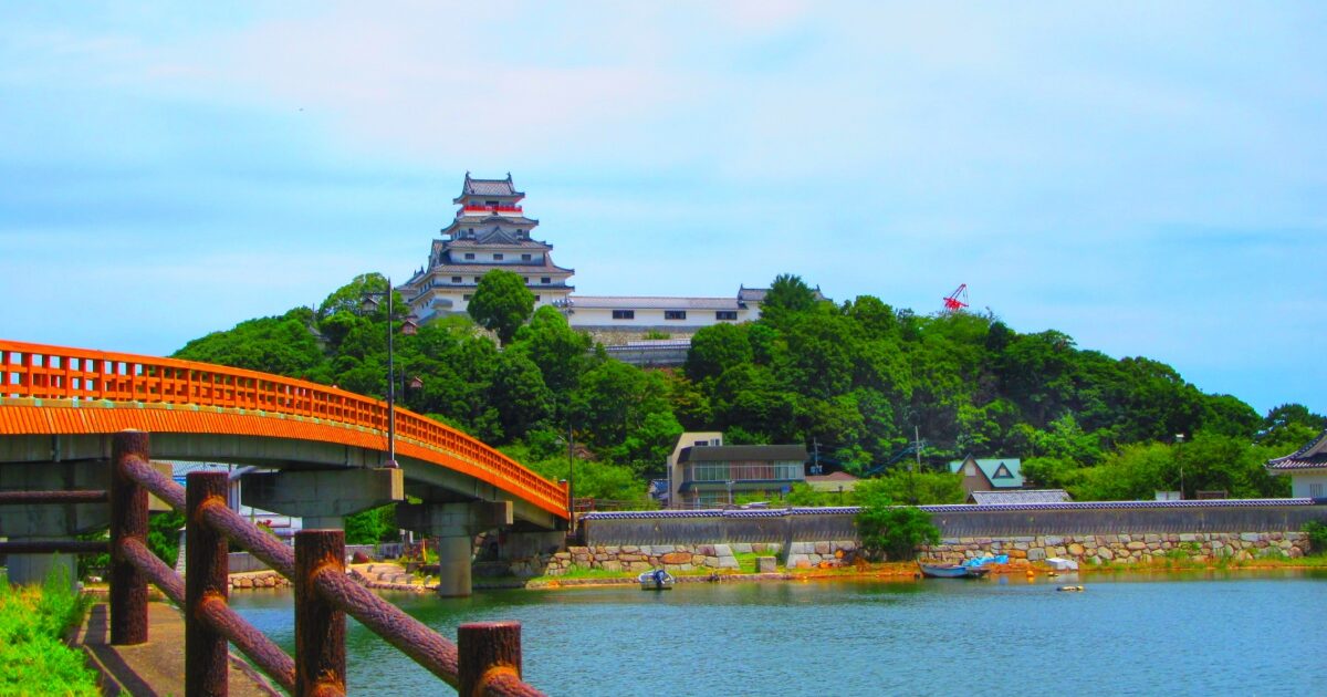 唐津城と赤い橋がある風景