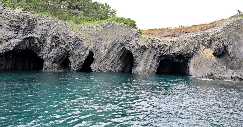 七ツ釜の玄武岩と海食洞が並ぶ絶景