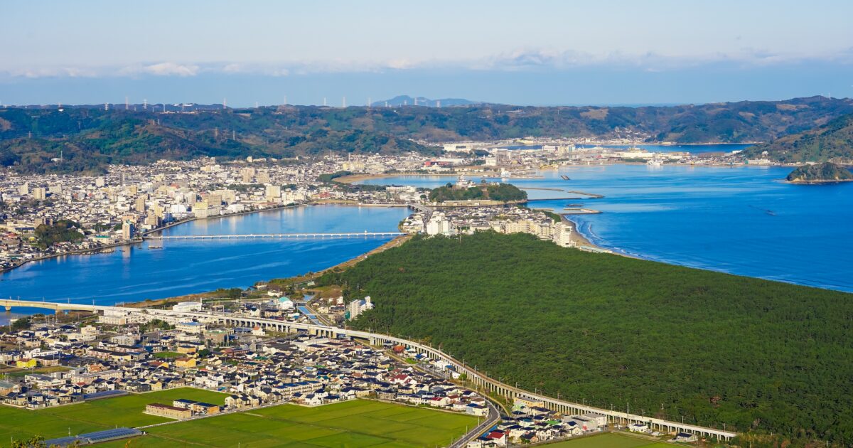 鏡山から見た唐津市街と唐津湾の眺望