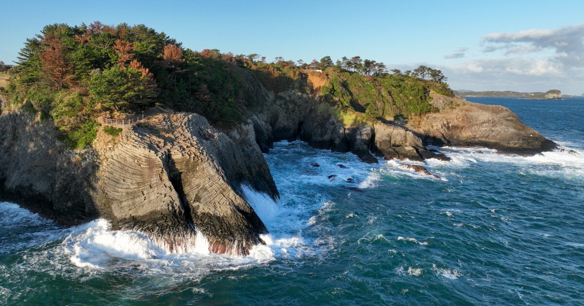 断崖絶壁と荒波が織りなす七ツ釜の絶景