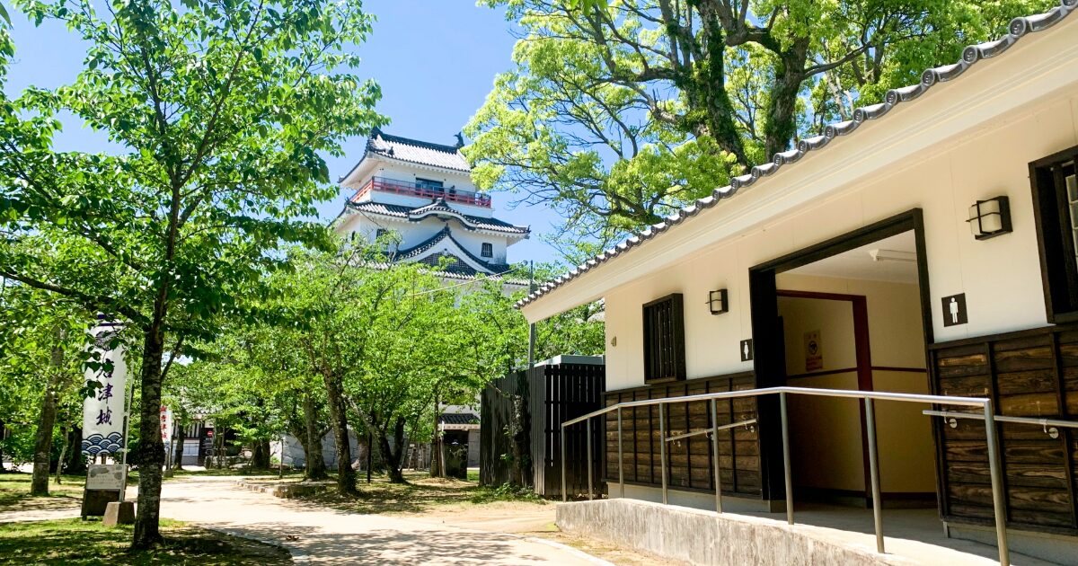 緑に囲まれた唐津城と城下町の公園内のトイレ施設