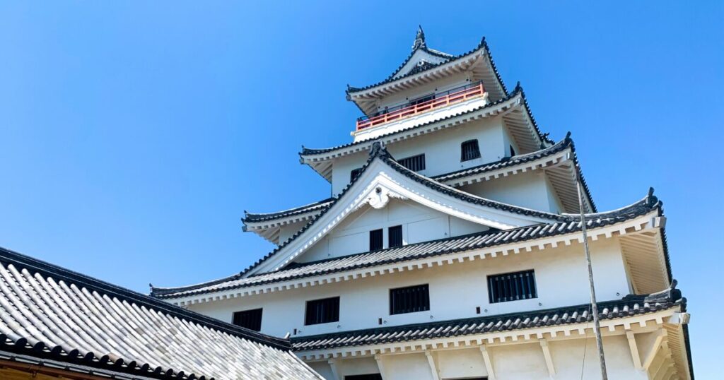 青空の下にそびえる白壁の唐津城天守閣の近景