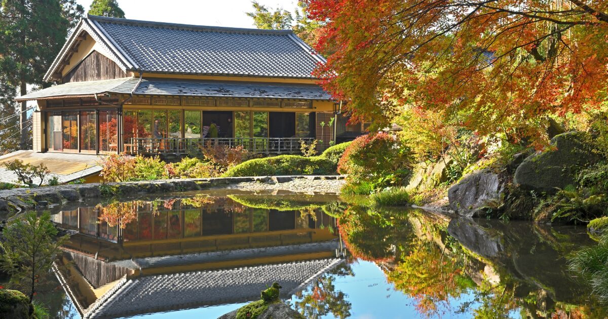 紅葉と日本庭園が美しい伝統的な和風建築