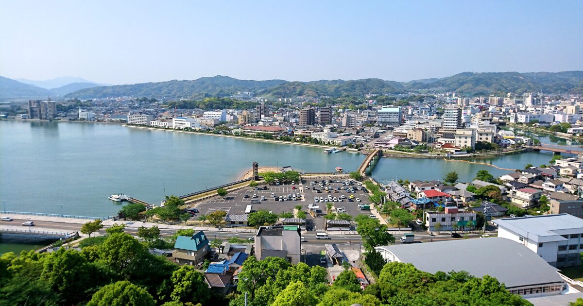 川と橋に囲まれた佐賀県唐津市の市街地の俯瞰風景