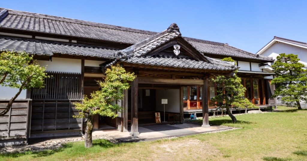伝統的な日本家屋の旧唐津藩主屋敷の外観