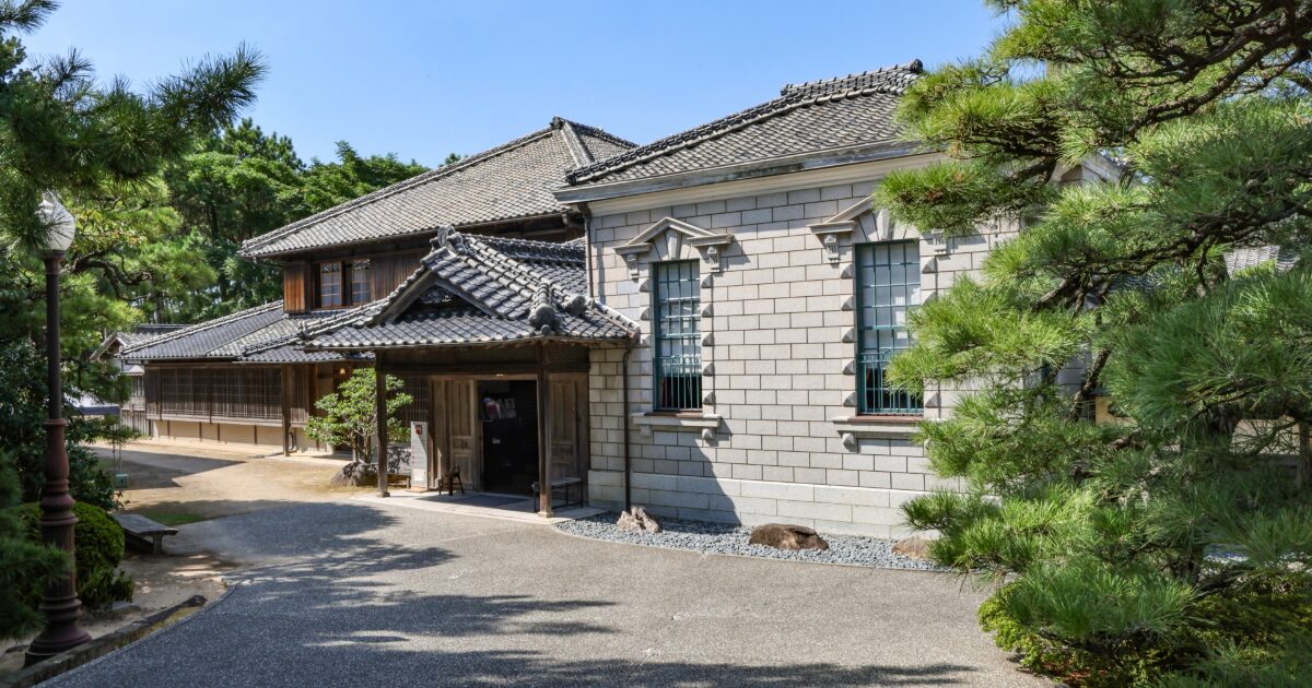 和洋折衷の建築様式を持つ旧唐津銀行の建物外観