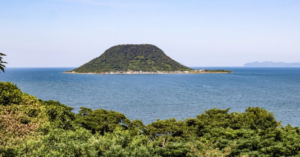 青い海に浮かぶ緑豊かな高島の遠景