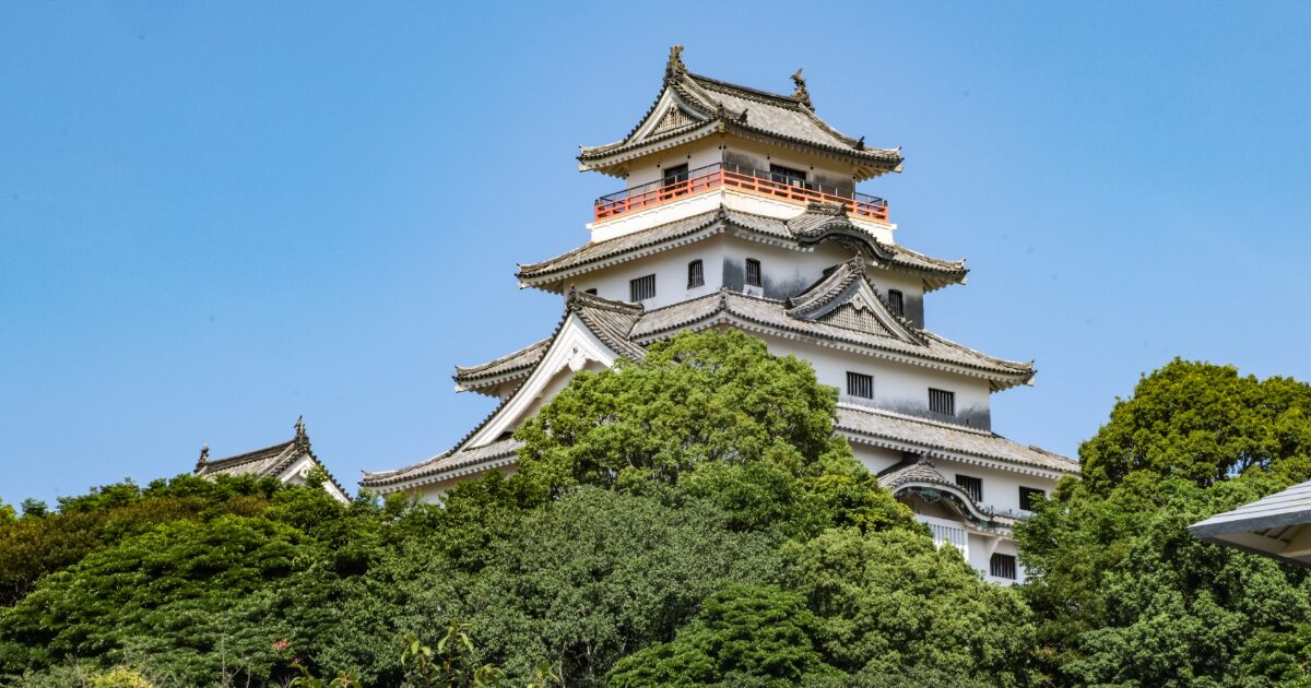 青空に映える木々に囲まれた唐津城の外観