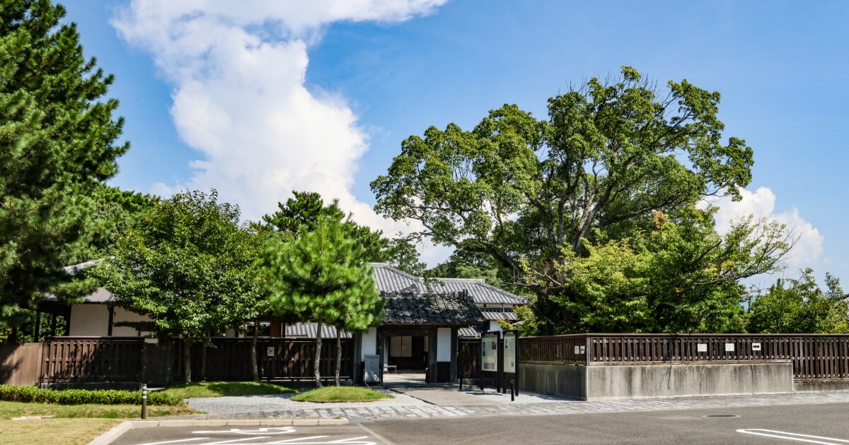 木々に囲まれた旧唐津藩主屋敷入口の風景