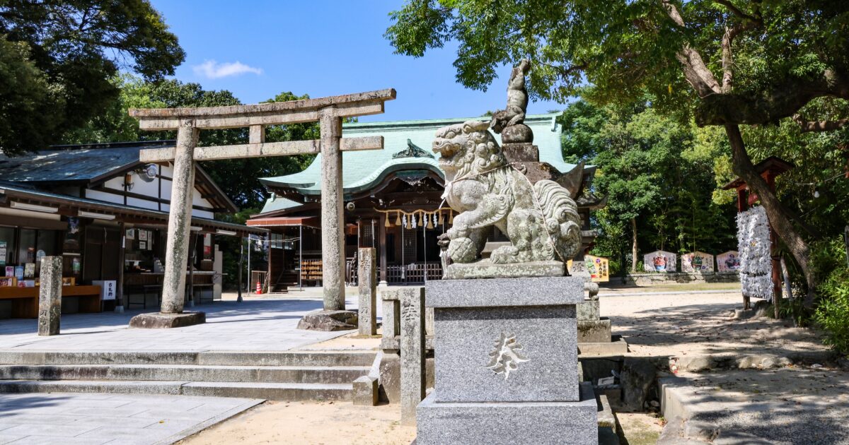 狛犬と鳥居がある唐津神社の境内風景