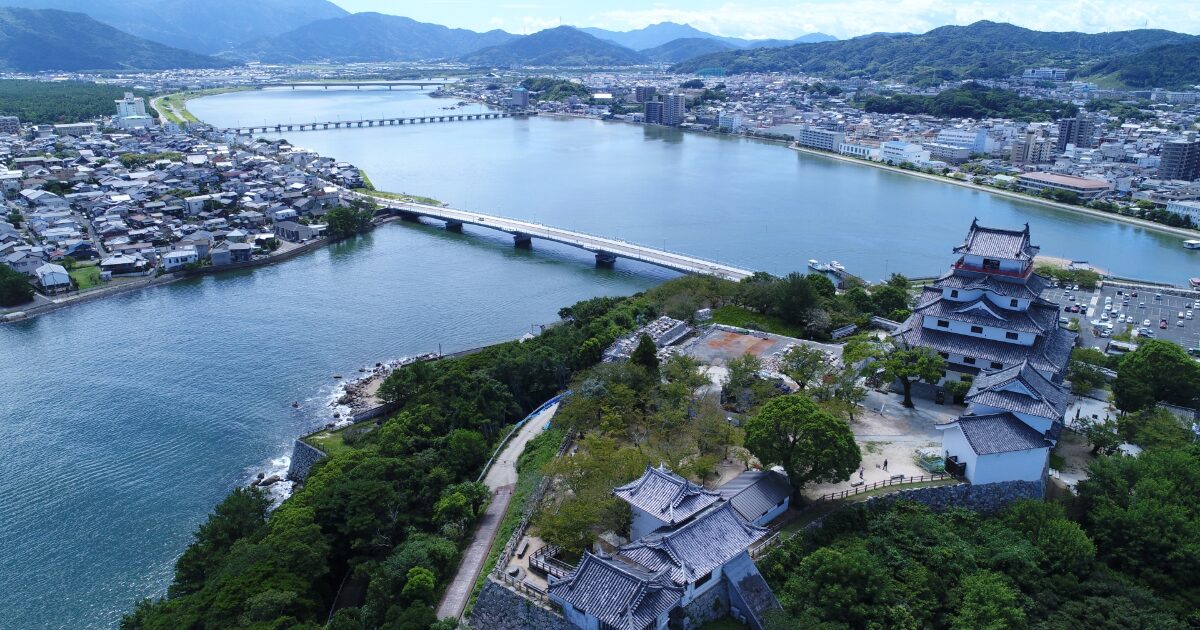 唐津城と松浦川を見渡す空撮風景