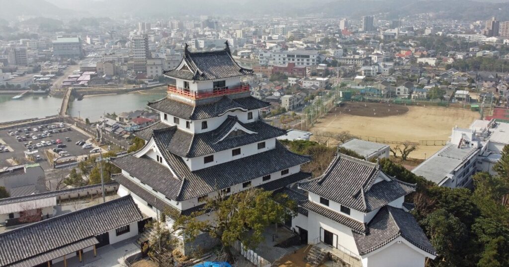 市街地と川を背景にした唐津城の俯瞰風景