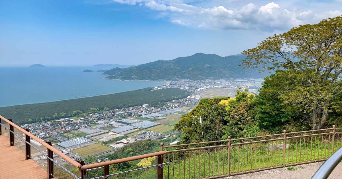 展望台から見下ろす唐津市街と虹の松原