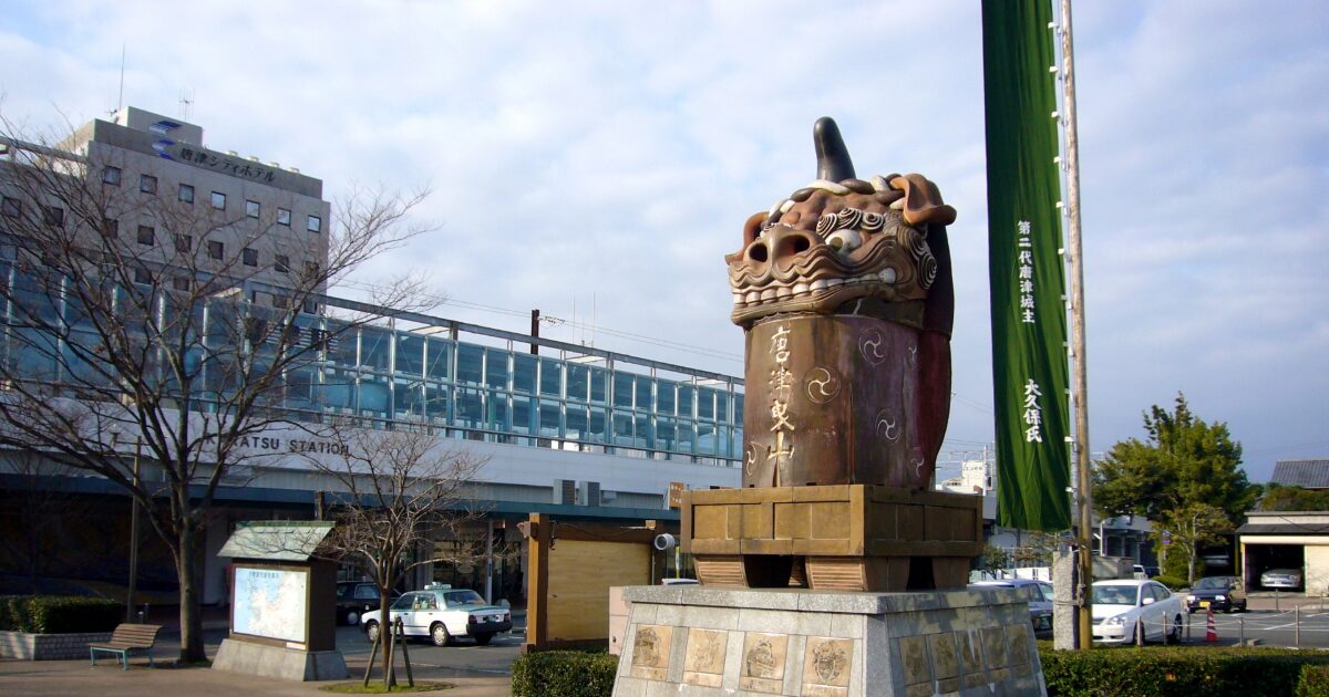 唐津駅前に立つ唐津くんちの曳山像