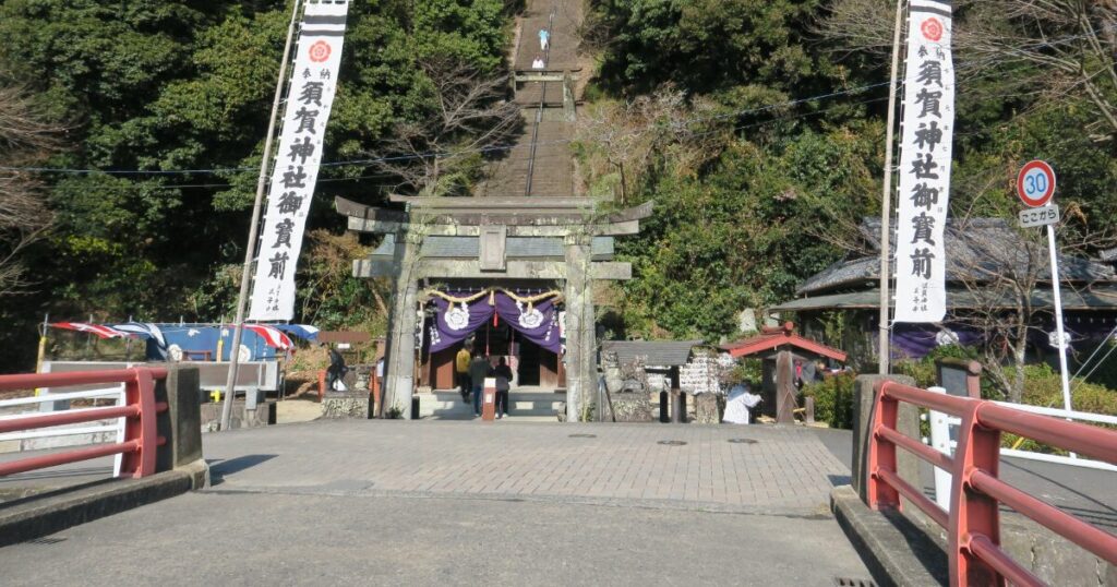 参道と鳥居のある須賀神社の入り口風景