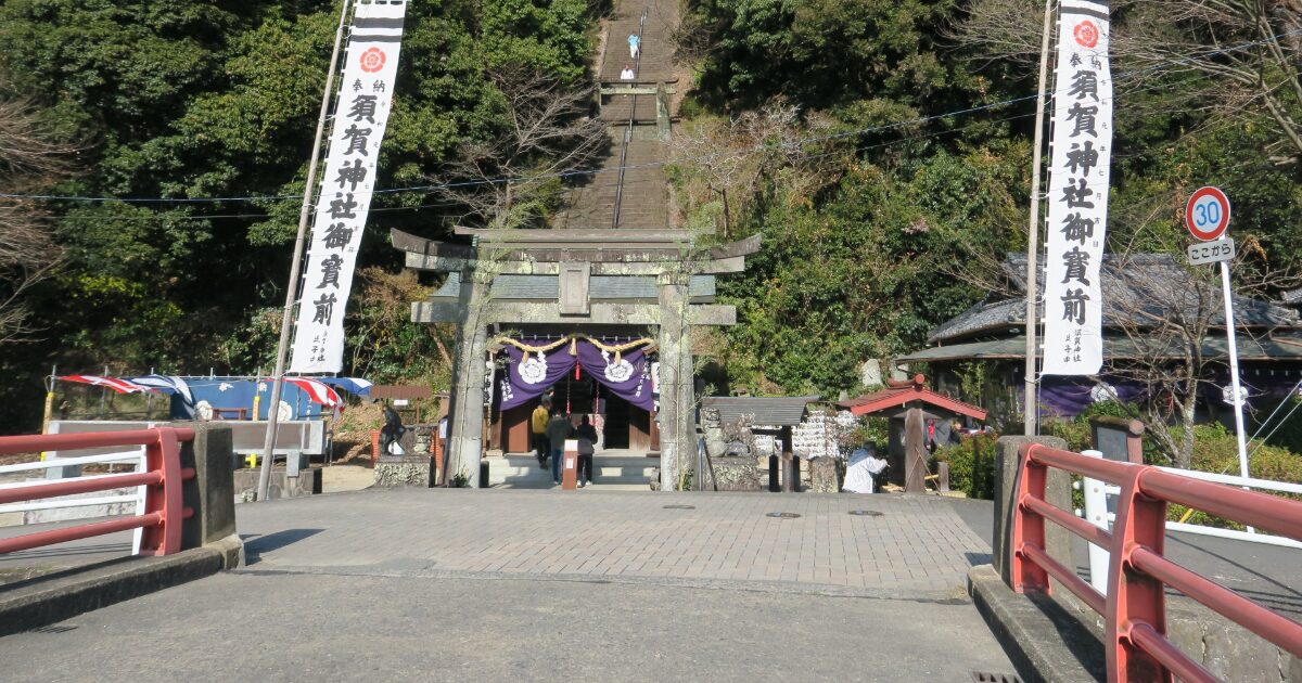 参道と鳥居のある須賀神社の入り口風景
