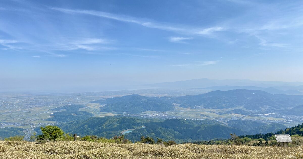 山頂から見下ろす街並みと広がる田園風景