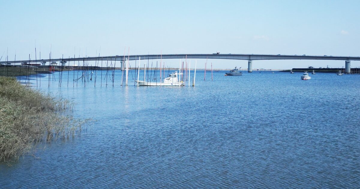 橋と漁船が浮かぶ静かな有明海の海辺風景