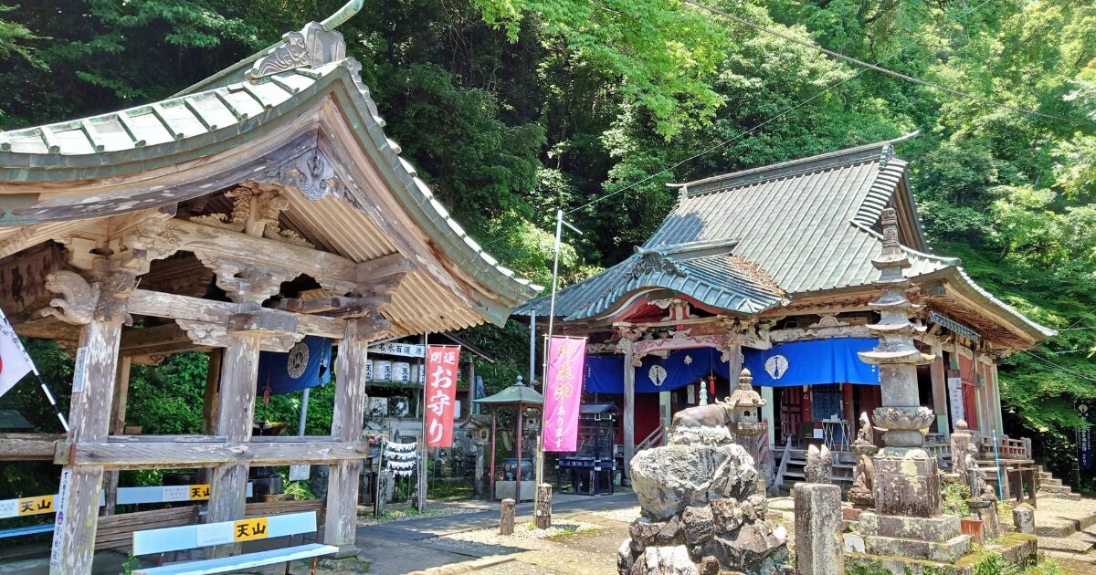 伝統的な神社建築と石灯籠のある参道風景