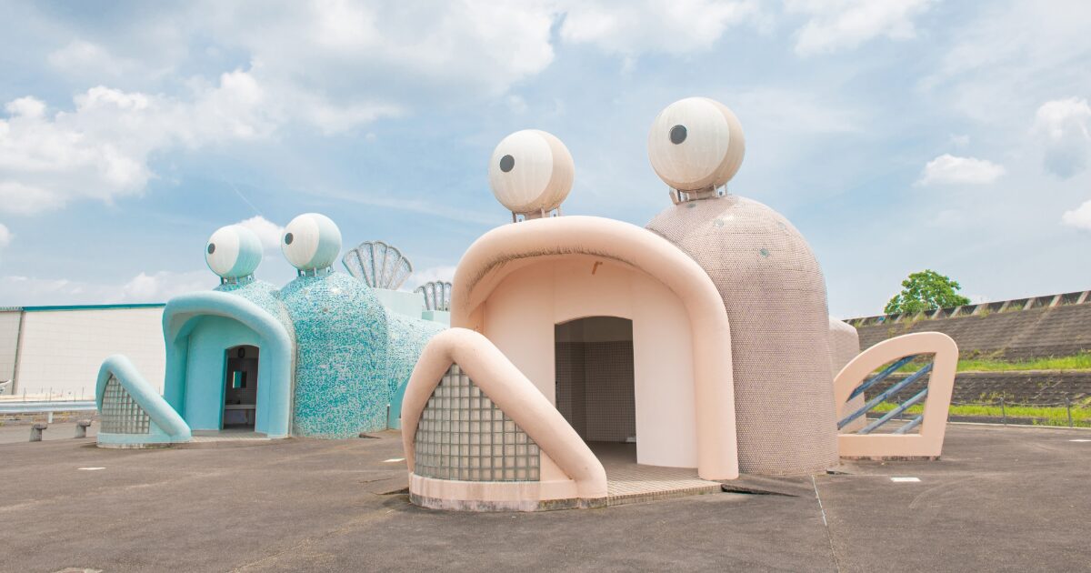 魚の形をしたユニークなデザインの公衆トイレ
