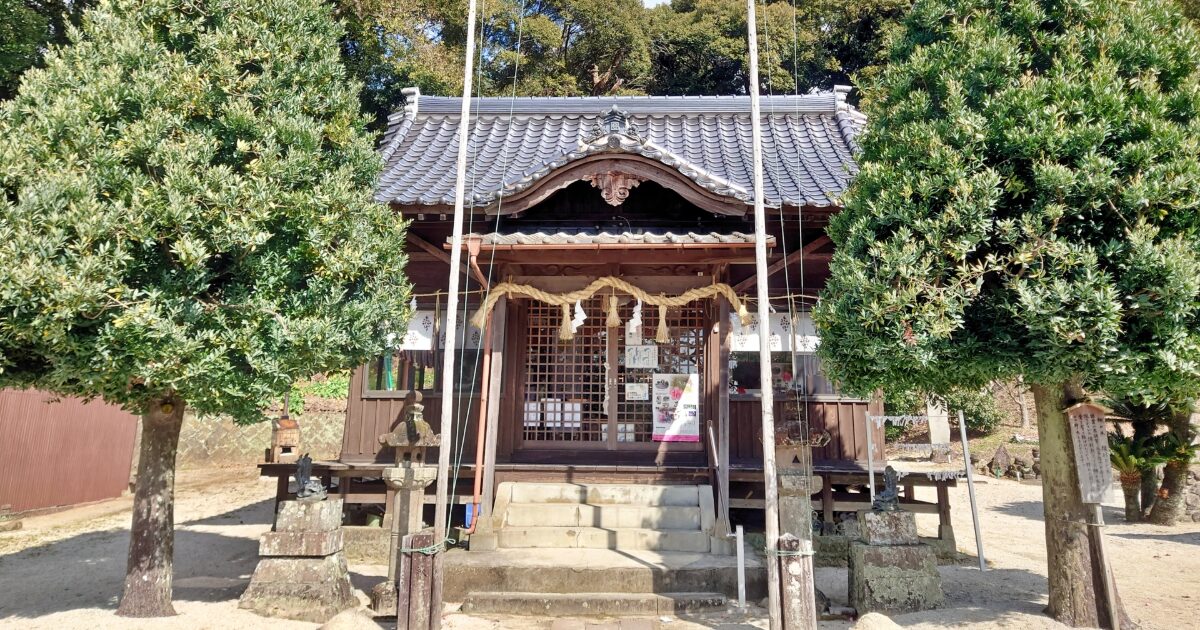 木々に囲まれた伝統的な神社の正面風景