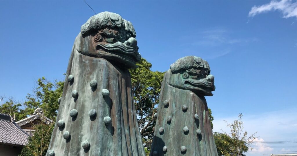 佐賀県の巨大な狛犬像と青空
