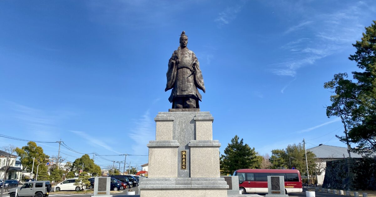 鍋島直正公の銅像と青空