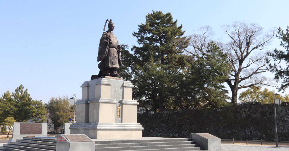 佐賀城本丸歴史館前の鍋島直正公像