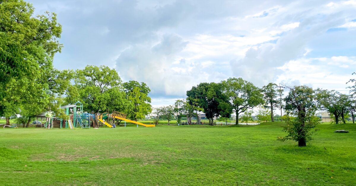 佐賀県の広々とした公園と遊具エリア