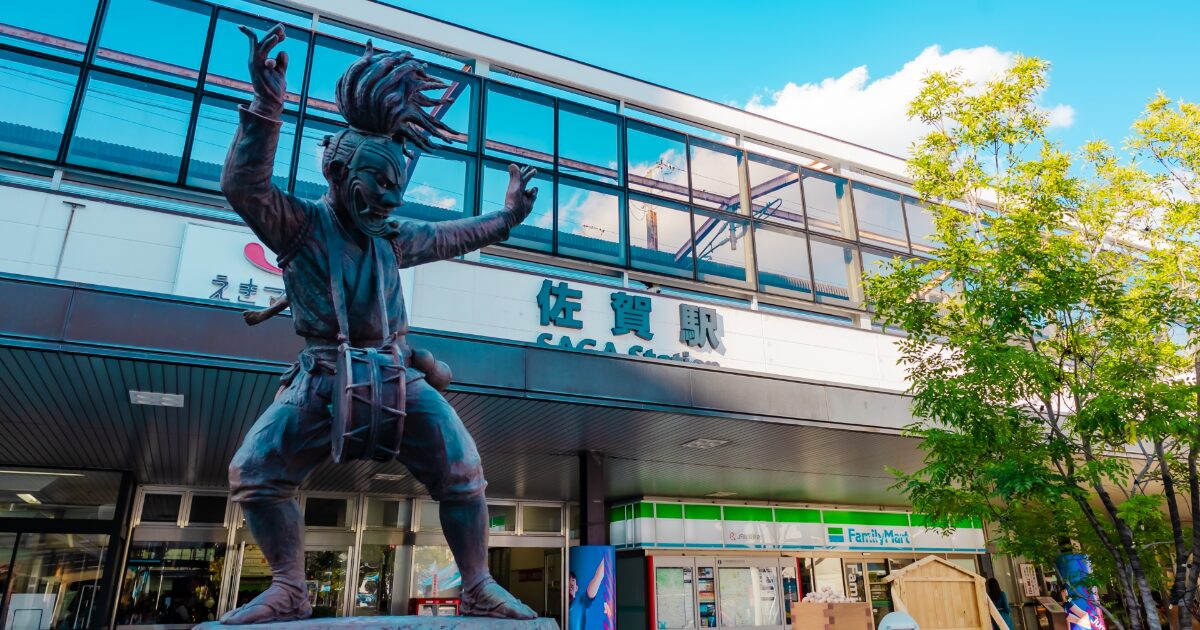 佐賀駅前の勇壮な銅像と駅舎