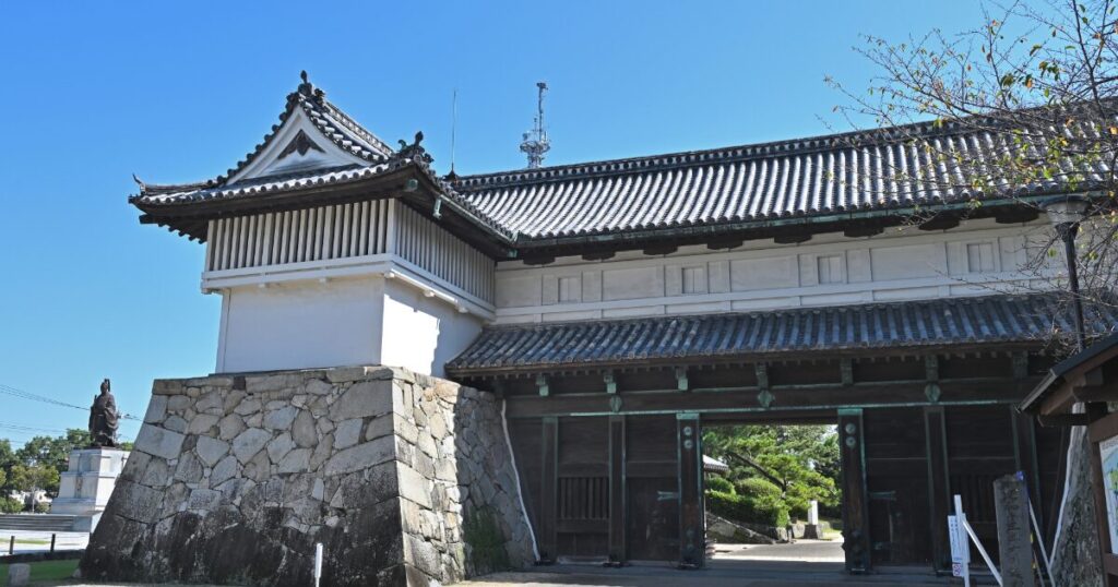 佐賀城の立派な石垣と歴史的な城門