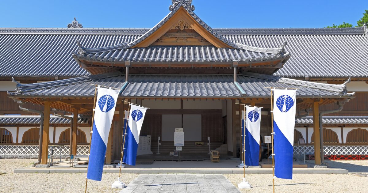 佐賀城本丸歴史館の伝統的な建築とのぼり旗