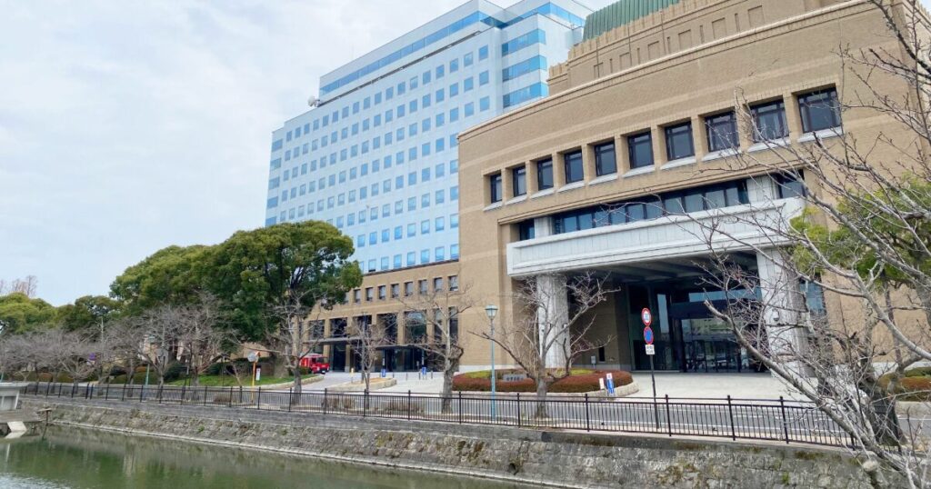 佐賀県庁の近代的な庁舎と外観