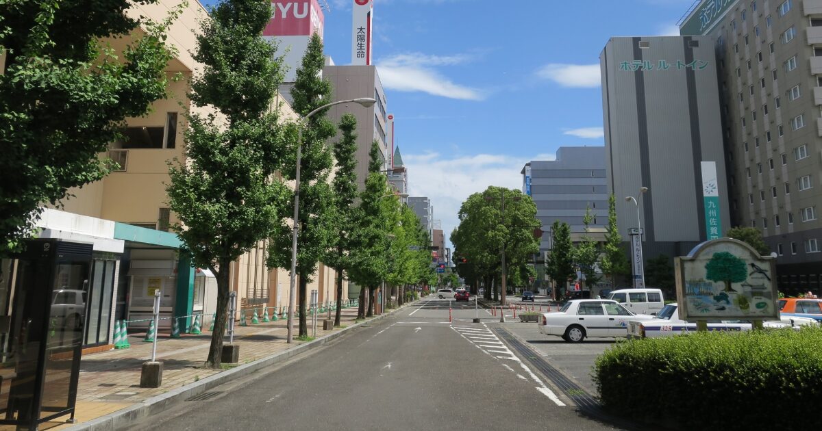 佐賀市中心街の並木道とビル街