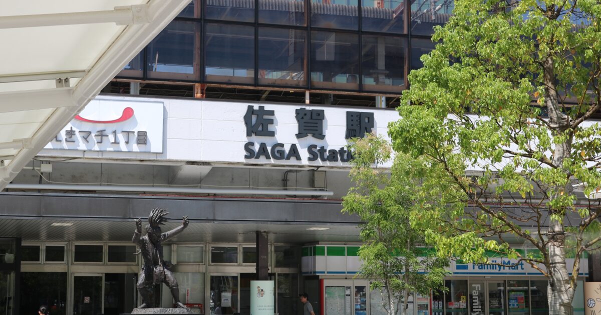 佐賀駅正面入り口と駅前の銅像