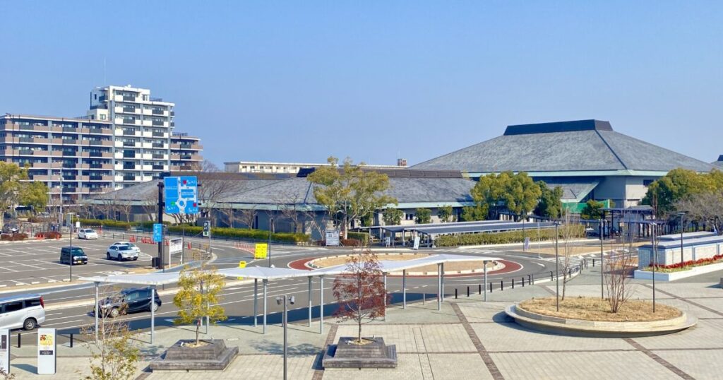 佐賀県総合体育館と周辺の街並み