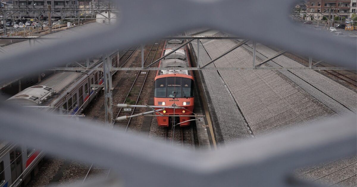 鉄道駅に停車中のハウステンボス特急列車