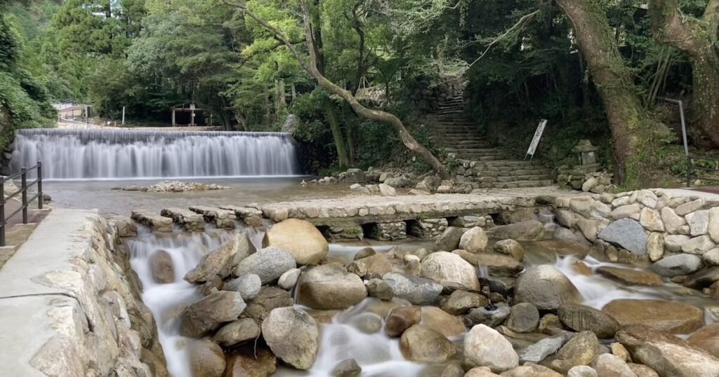 鳥栖市の河川と石段のある自然風景
