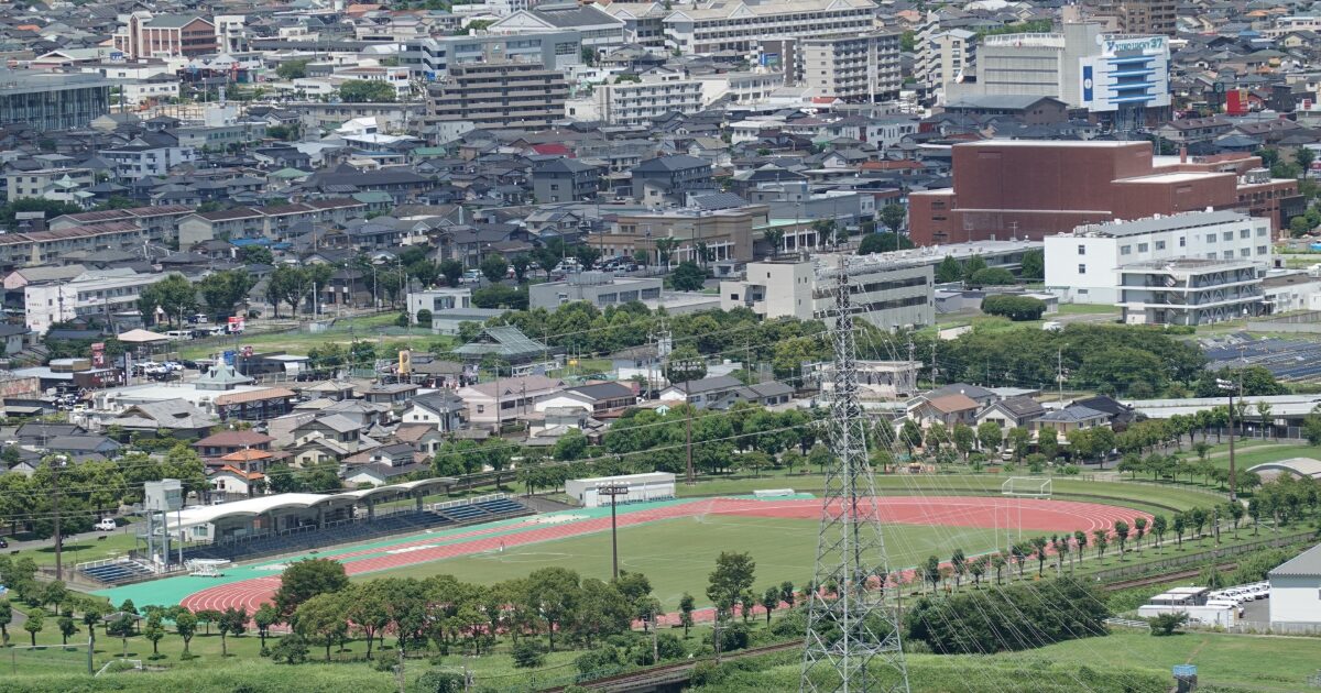 住宅街に隣接する陸上競技場の空撮