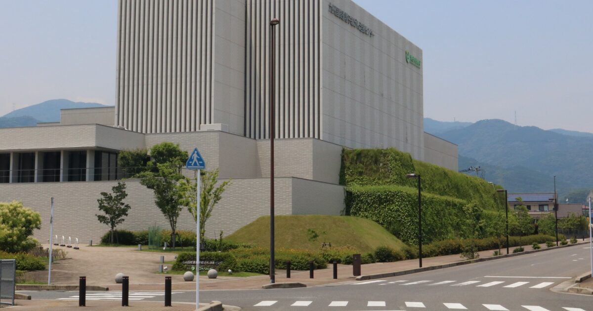 九州歯科大学の現代的な校舎と周辺環境