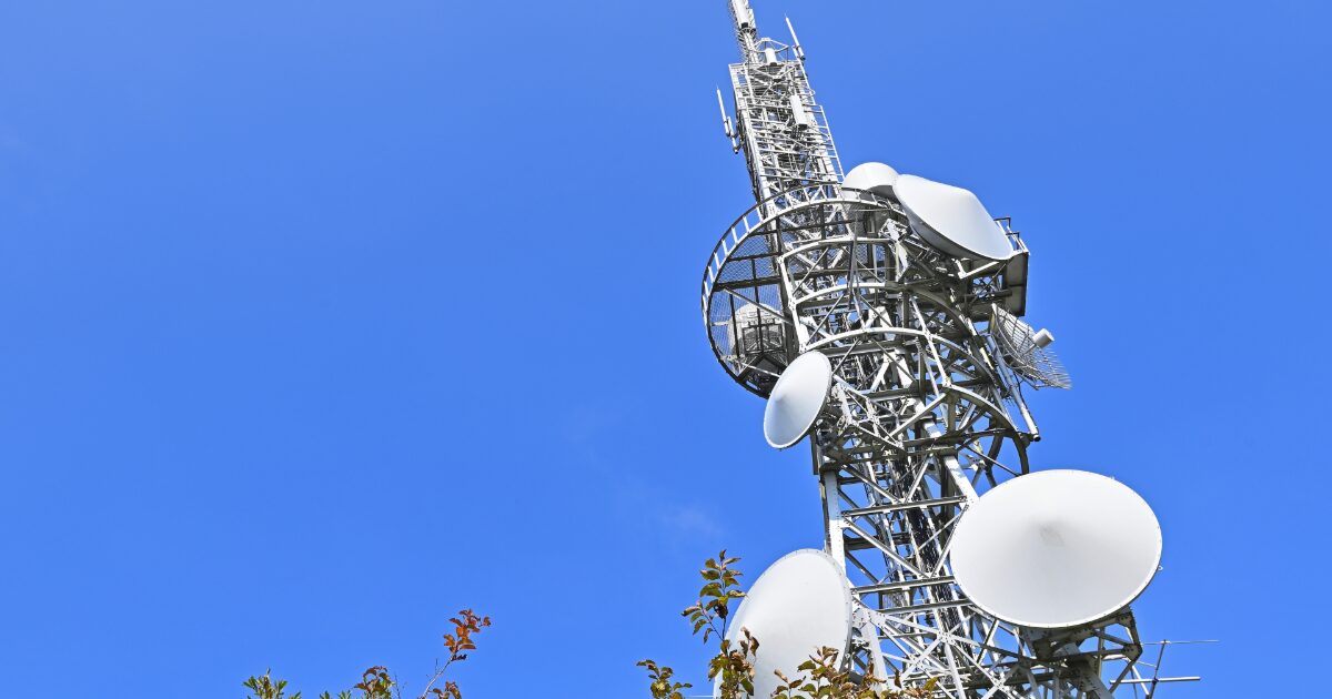 青空にそびえる通信アンテナ塔